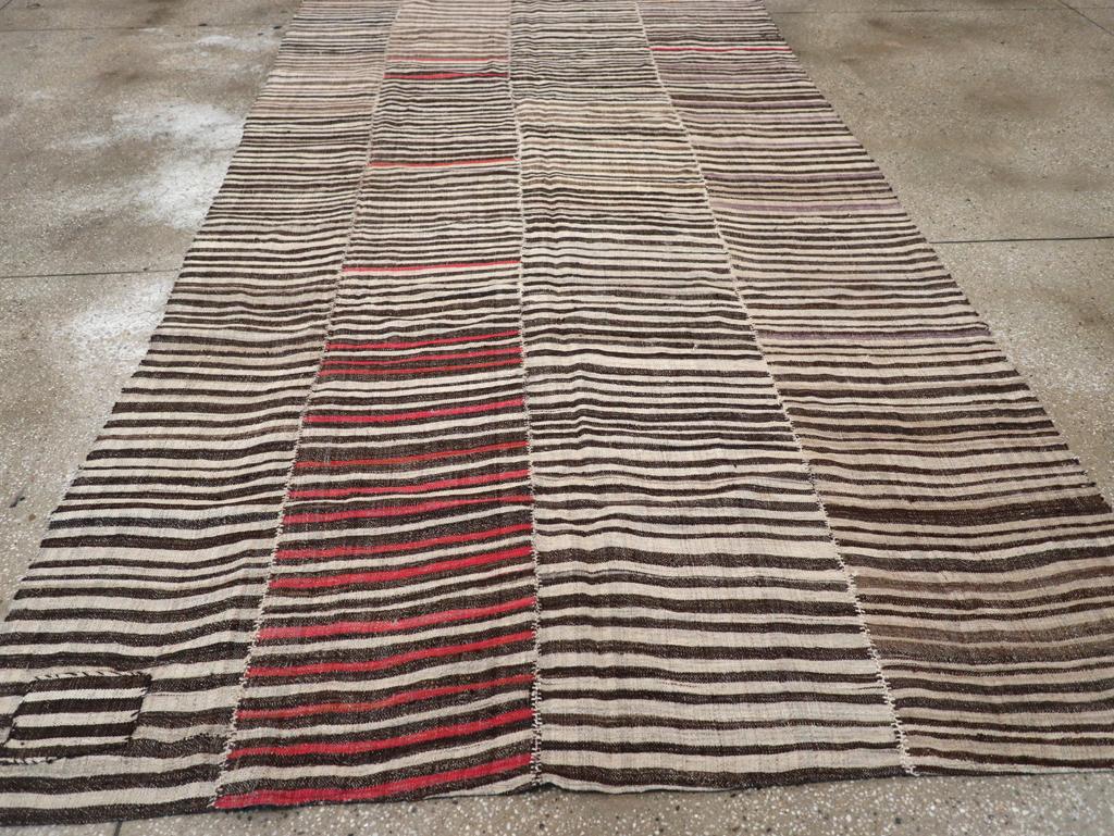 Mitte des 20. Jahrhunderts Persischer Flachgewebe-Kilim-Akzentteppich (Wolle) im Angebot