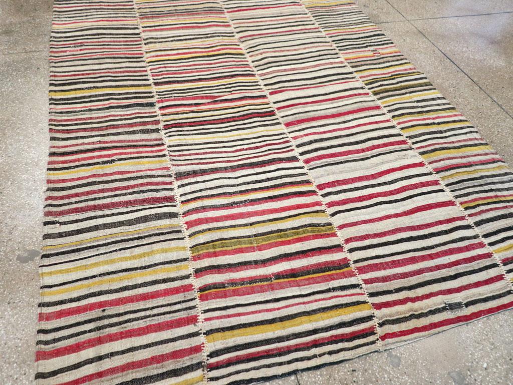 Mitte des 20. Jahrhunderts Persischer Flachgewebe-Kilim-Akzentteppich (Wolle) im Angebot