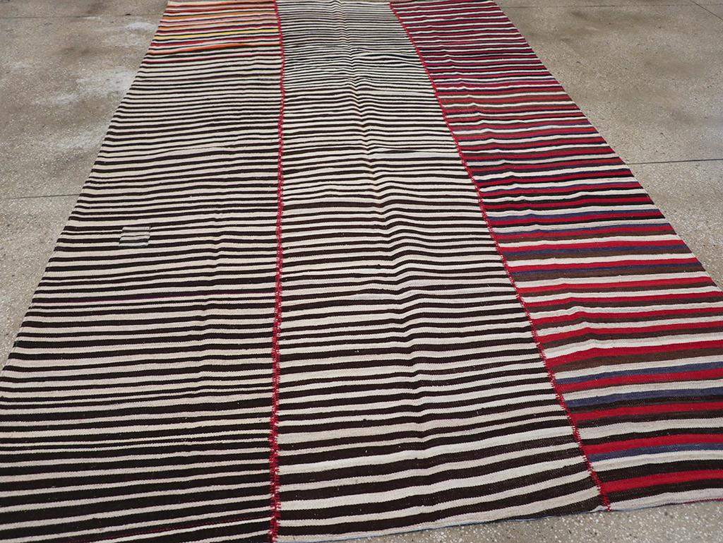 Mitte des 20. Jahrhunderts Persischer Flachgewebe-Kilim-Akzentteppich (Wolle) im Angebot