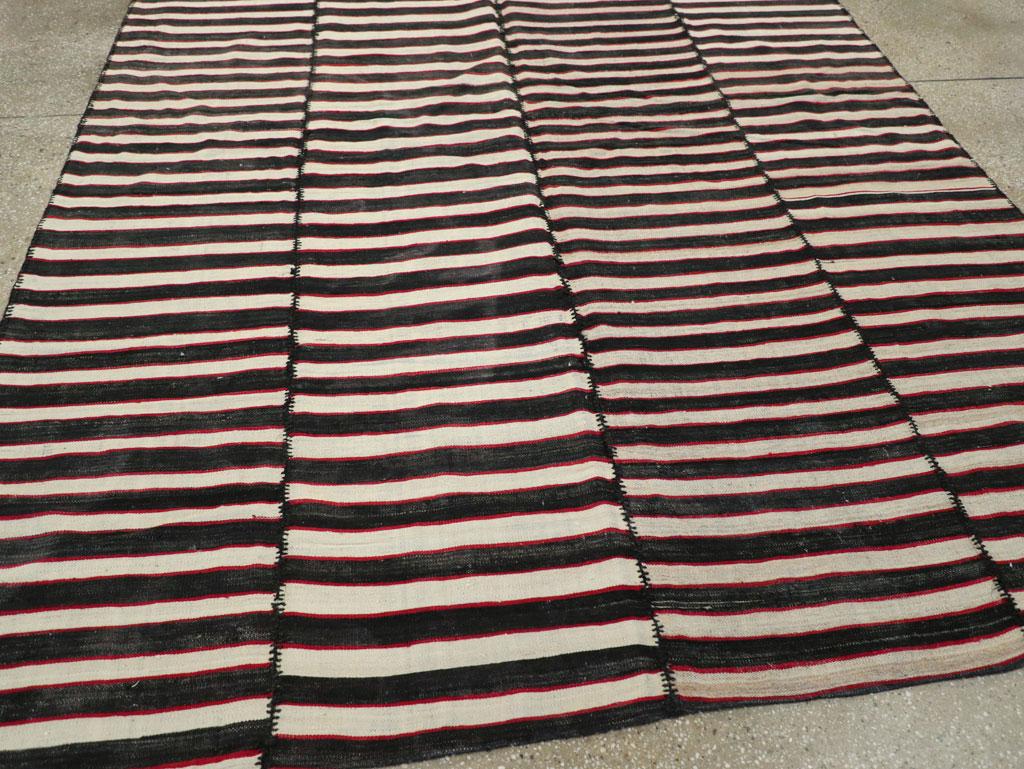Mitte des 20. Jahrhunderts Persischer Flachgewebe-Kilim-Akzentteppich (Wolle) im Angebot