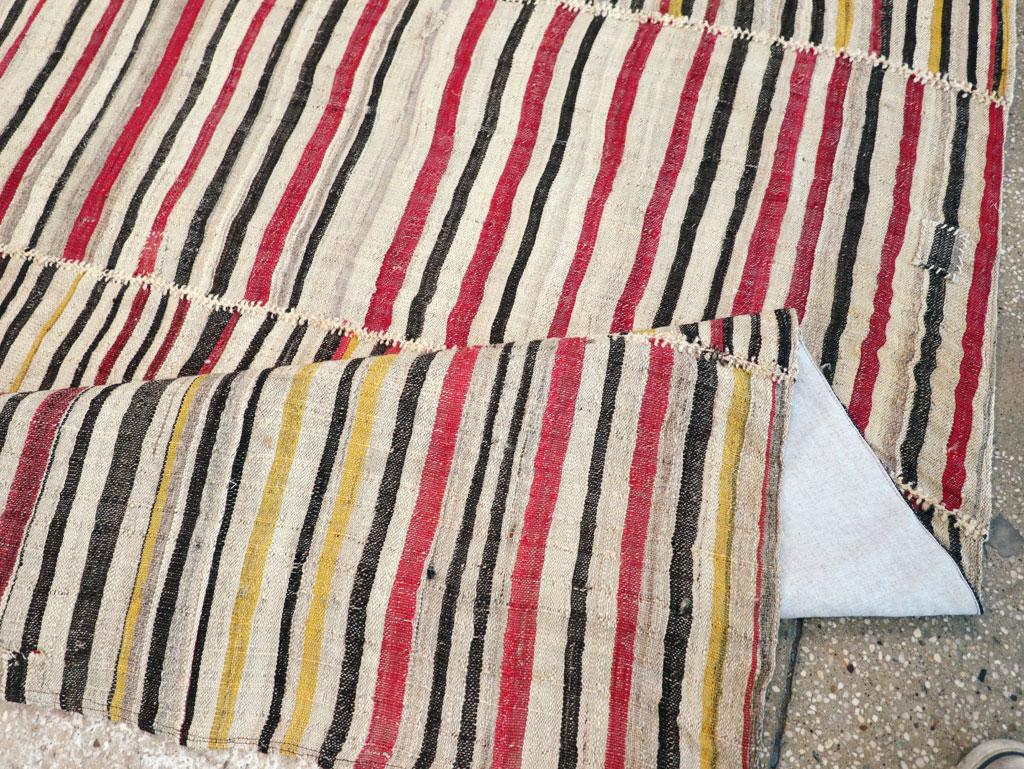 Mitte des 20. Jahrhunderts Persischer Flachgewebe-Kilim-Akzentteppich im Angebot 1