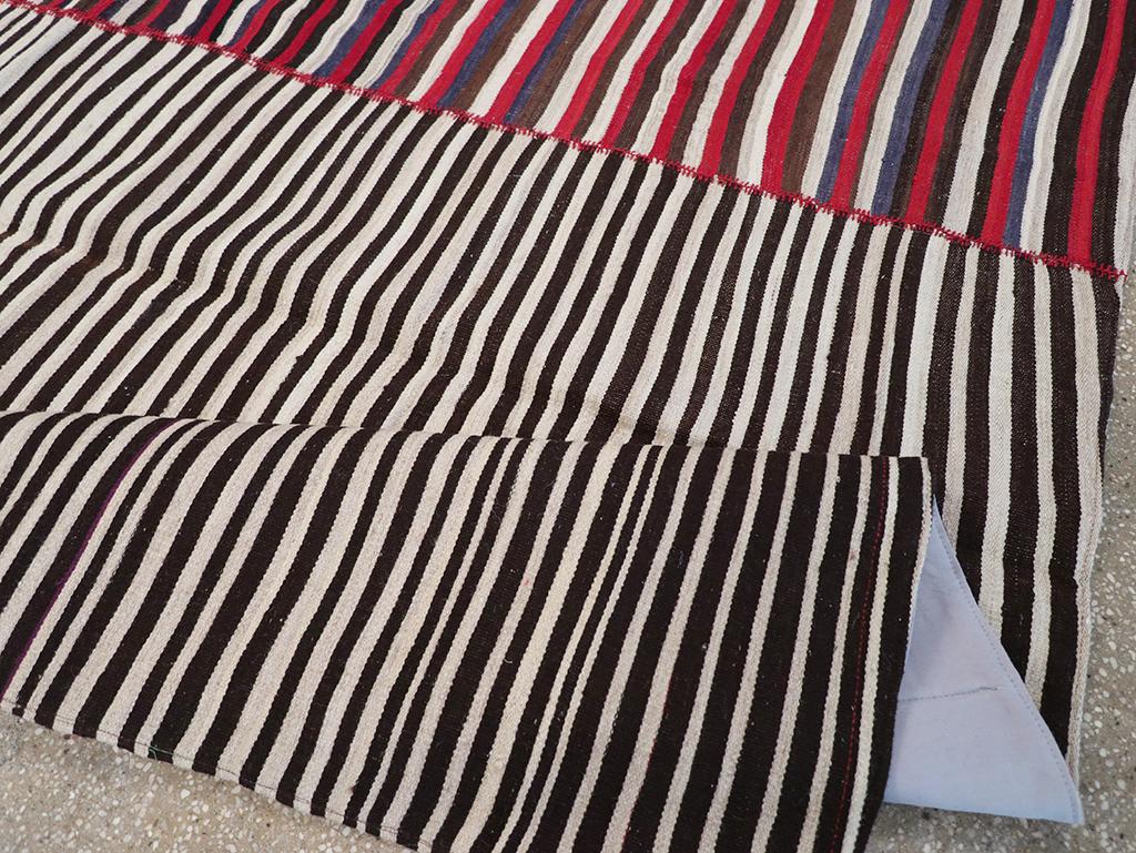 Mitte des 20. Jahrhunderts Persischer Flachgewebe-Kilim-Akzentteppich im Angebot 1