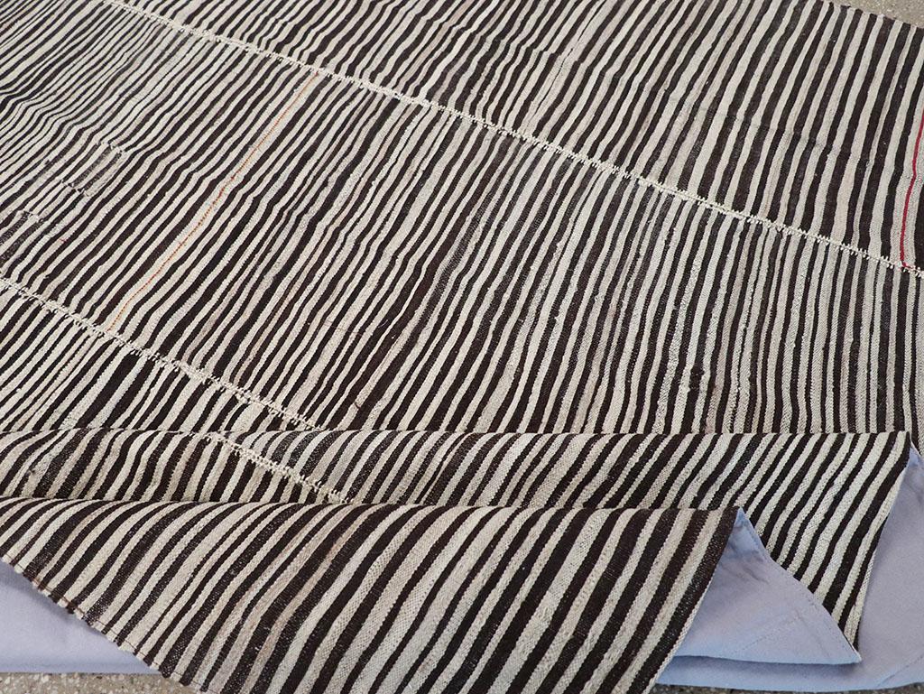 Mitte des 20. Jahrhunderts Persischer Flachgewebe-Kilim-Akzentteppich im Angebot 1