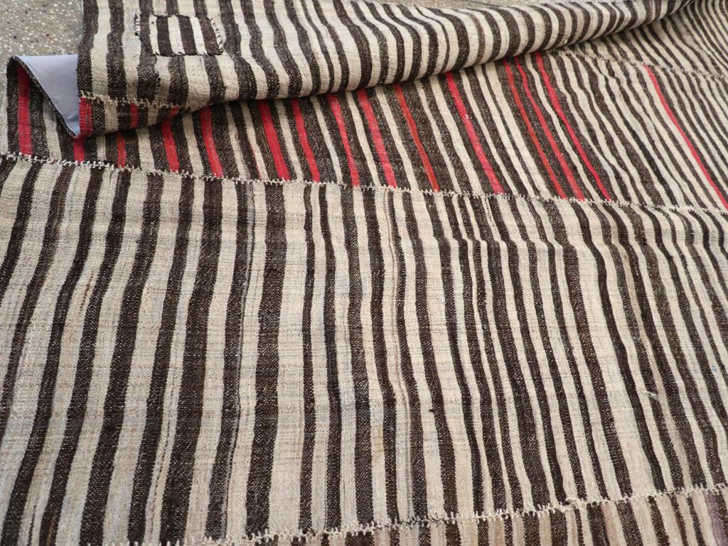 Mitte des 20. Jahrhunderts Persischer Flachgewebe-Kilim-Akzentteppich im Angebot 2
