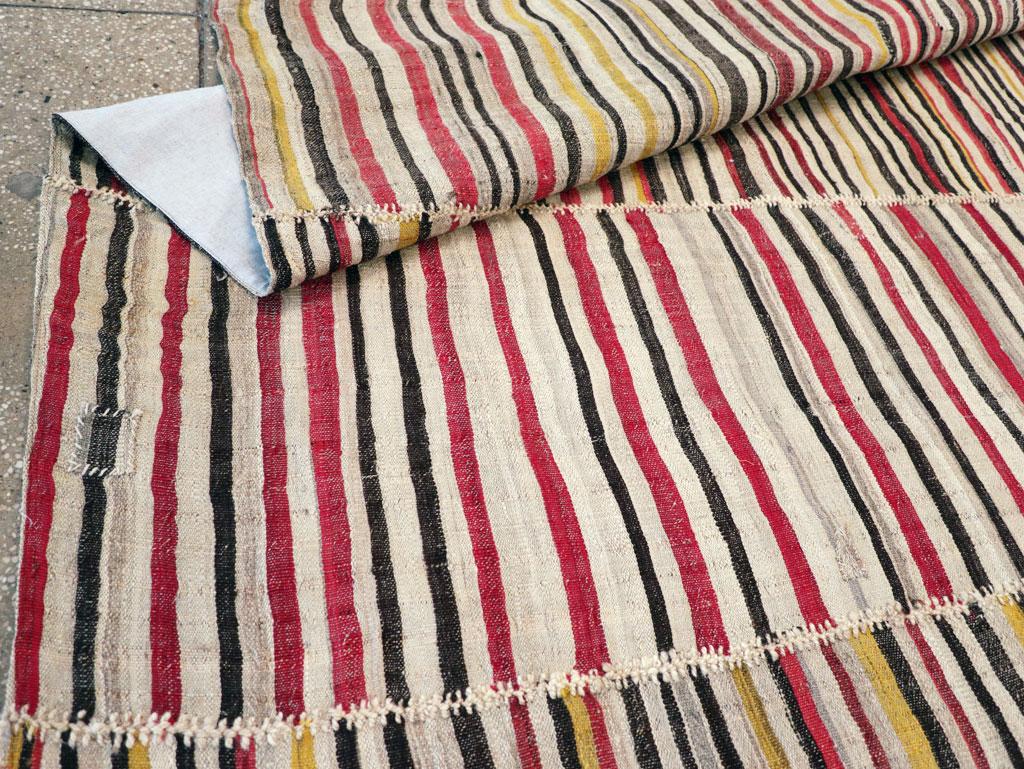 Mitte des 20. Jahrhunderts Persischer Flachgewebe-Kilim-Akzentteppich im Angebot 2