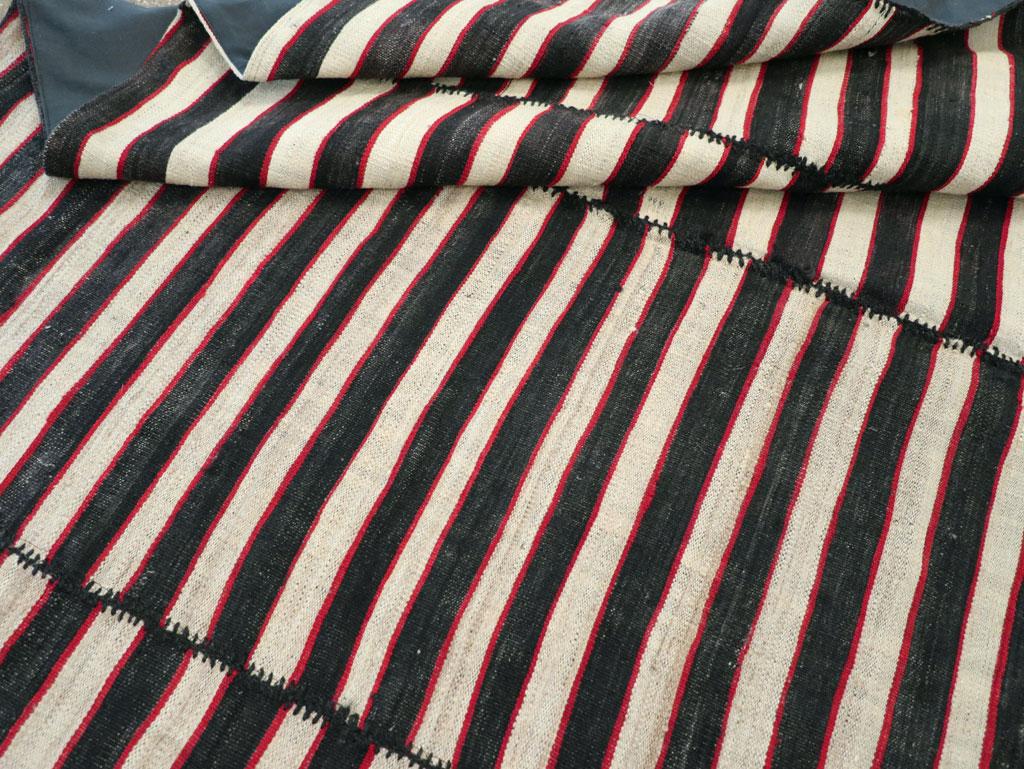 Mitte des 20. Jahrhunderts Persischer Flachgewebe-Kilim-Akzentteppich im Angebot 2
