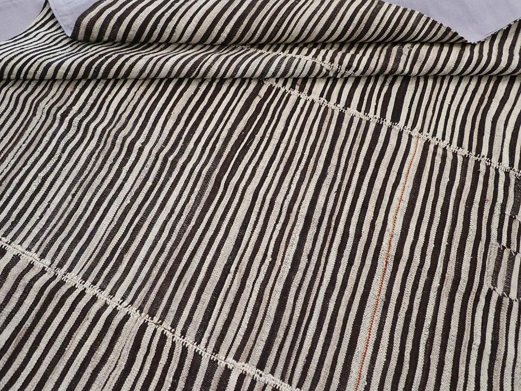 Mitte des 20. Jahrhunderts Persischer Flachgewebe-Kilim-Akzentteppich im Angebot 2