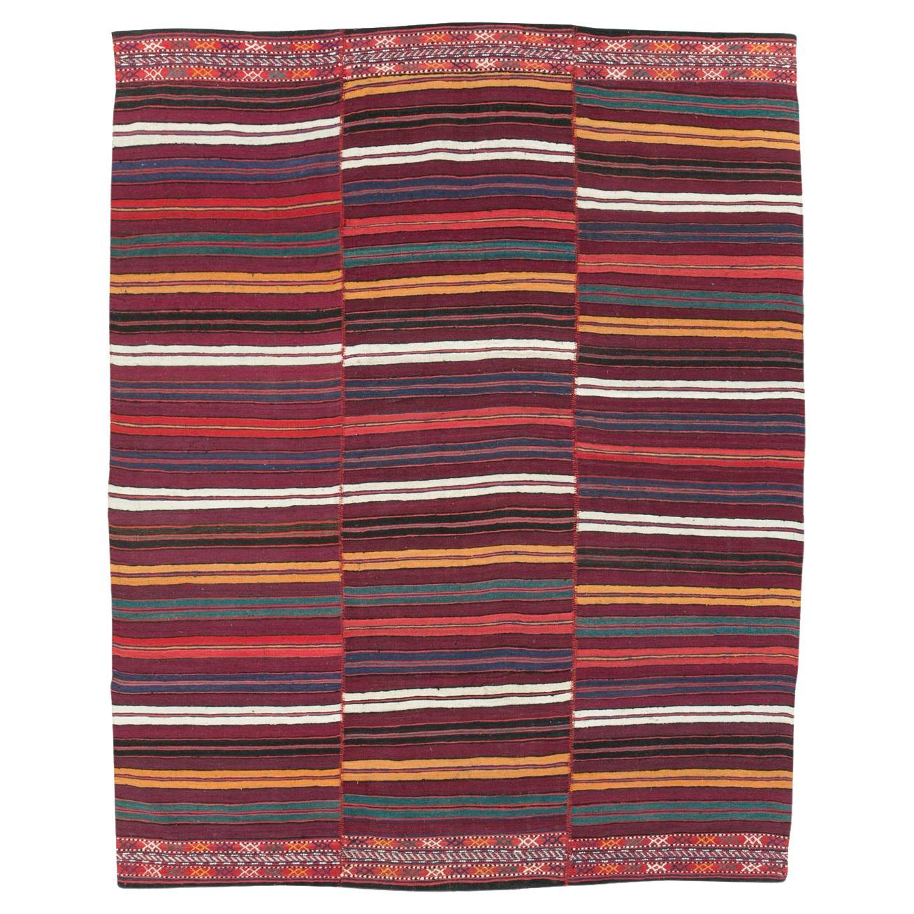 Mitte des 20. Jahrhunderts Persischer Flachgewebe-Kilim-Akzentteppich im Angebot