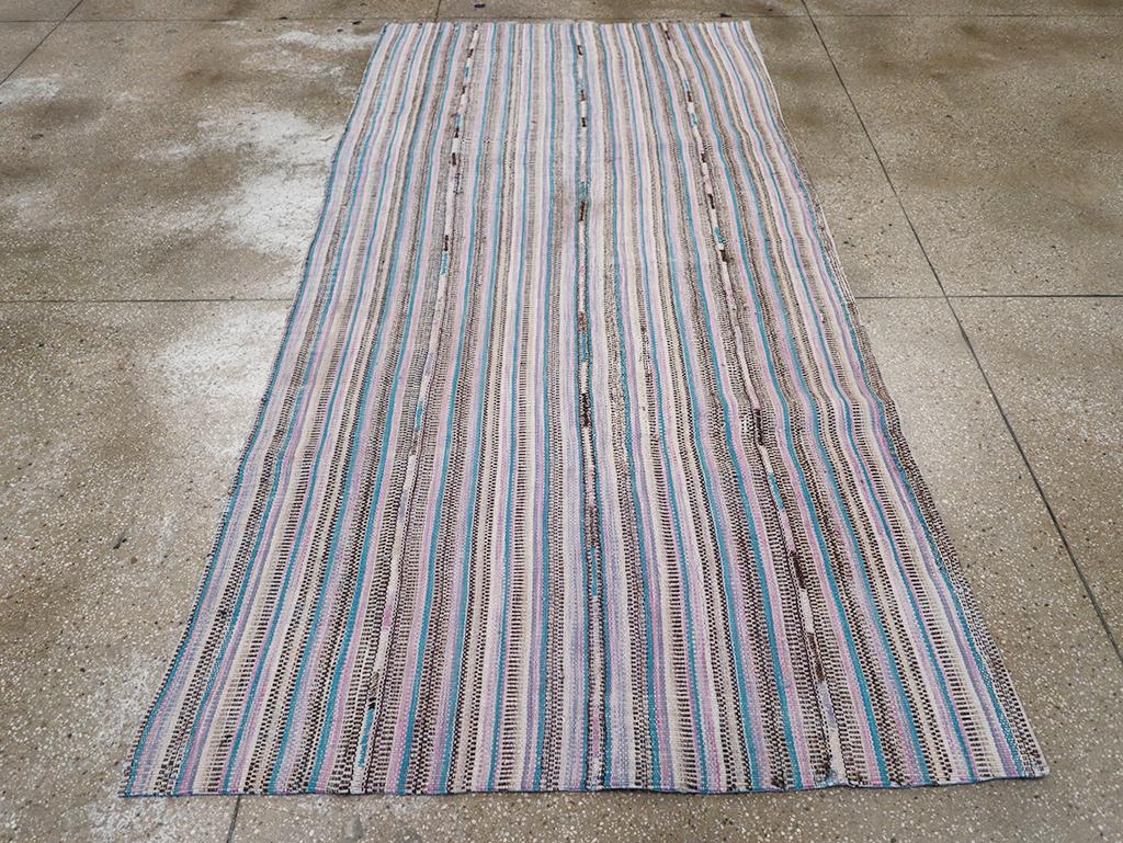 Dieser persische Flachgewebe-Kilim-Teppich aus der Mitte des 20. Jahrhunderts mit den Maßen 4' 7