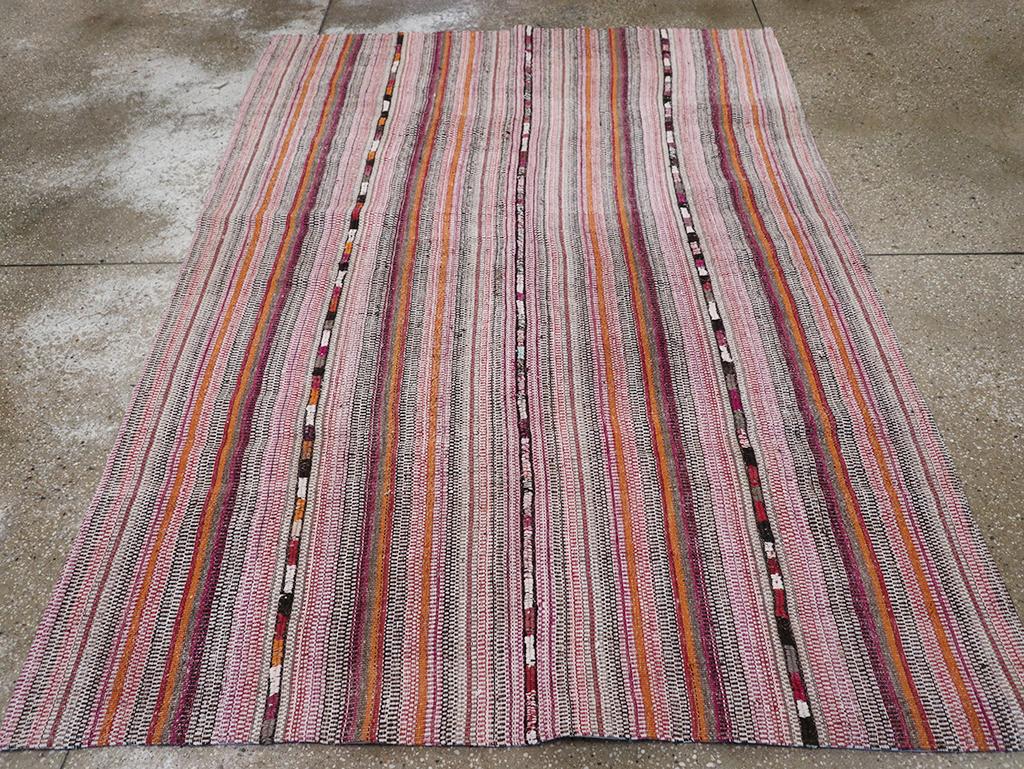 Questo tappeto persiano a tessitura piatta della metà del XX secolo, Rug & Kilim, che misura 5' 3