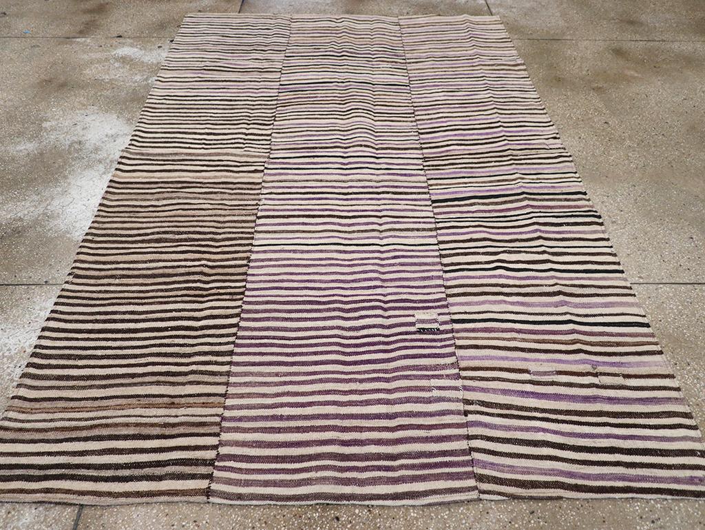 Dieser persische Flachgewebe-Kilim aus der Mitte des 20. Jahrhunderts mit den Maßen 5' 10
