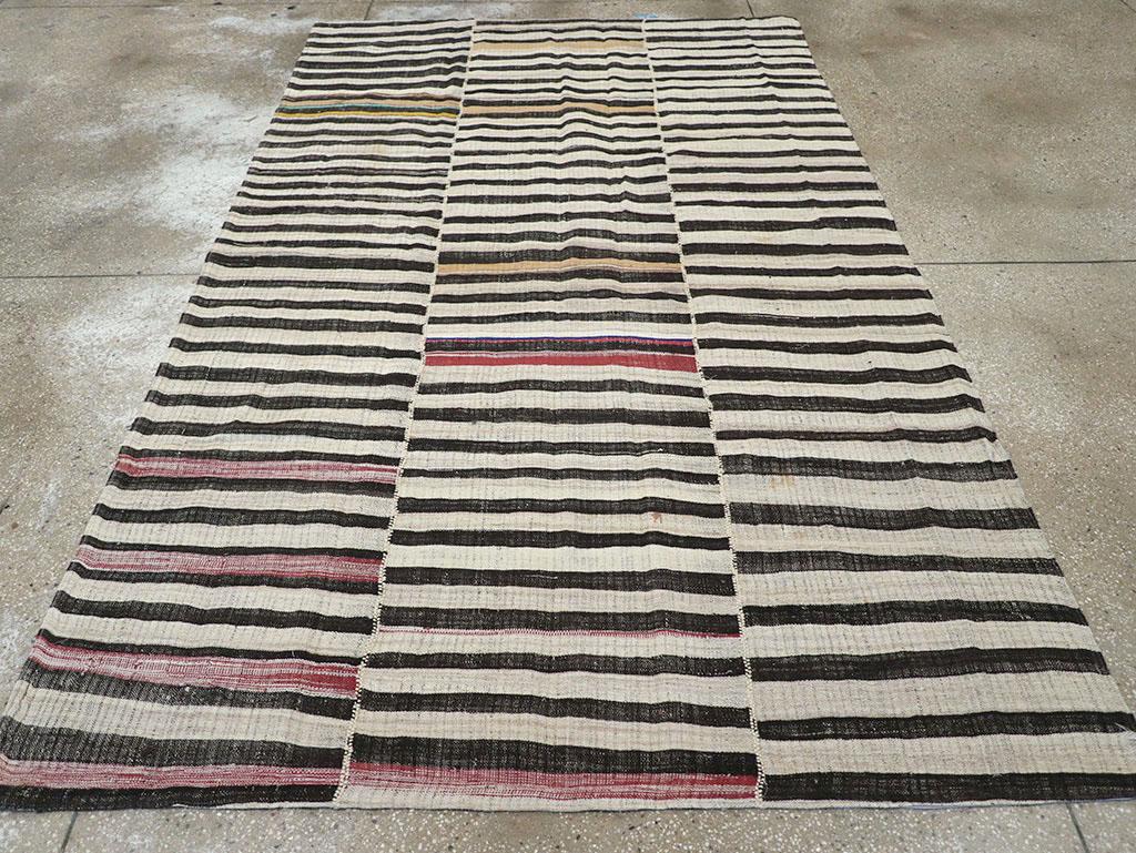 Dieser persische Flachgewebe-Kilim-Teppich aus der Mitte des 20. Jahrhunderts mit den Maßen 5' 10