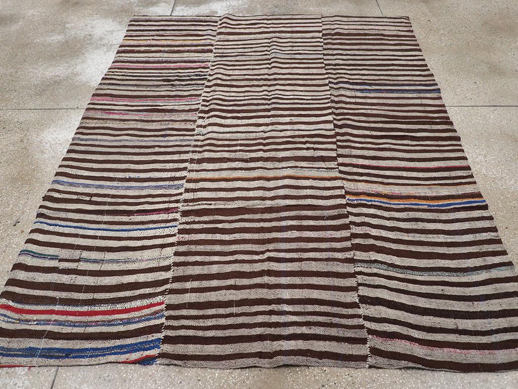 Dieser persische Flachgewebe-Kilim-Teppich aus der Mitte des 20. Jahrhunderts mit den Maßen 6' 1