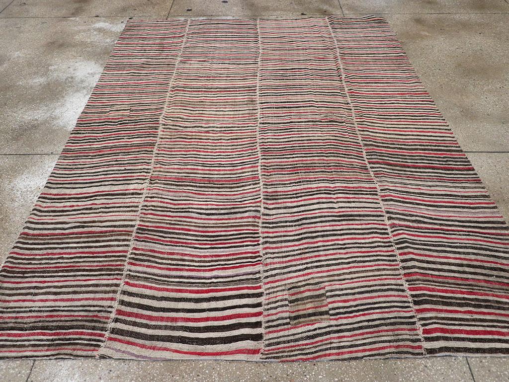 Dieser persische flachgewebte Kilim-Teppich aus der Mitte des 20. Jahrhunderts mit den Maßen 6' 9