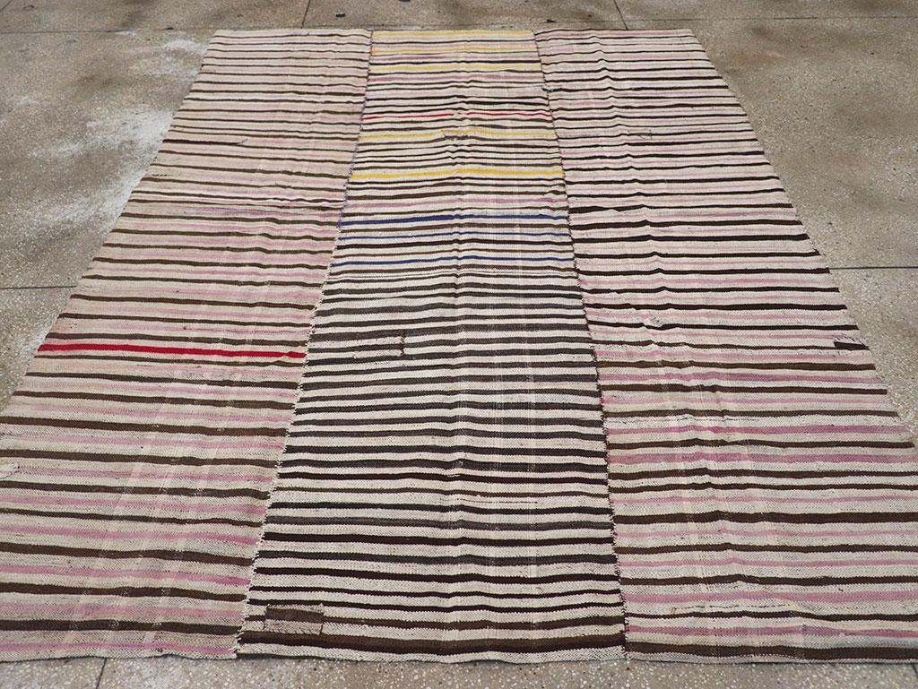 Dieser persische Flachgewebe-Kelimteppich aus der Mitte des 20. Jahrhunderts mit den Maßen 6' 11