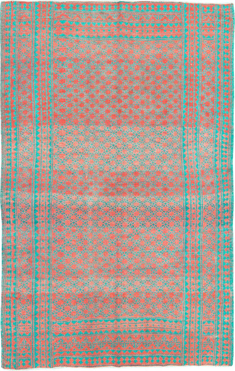 Ein Vintage Persian Reversible Flatweave. Die hellblaue und rote bitonale Palette des Feldes und der Bordüre zeigt sich in dem kleinen Windelfeldmuster aus dicht aneinander gereihten Quadraten und in den dominierenden Bordüren mit ihren Dreiecks-,