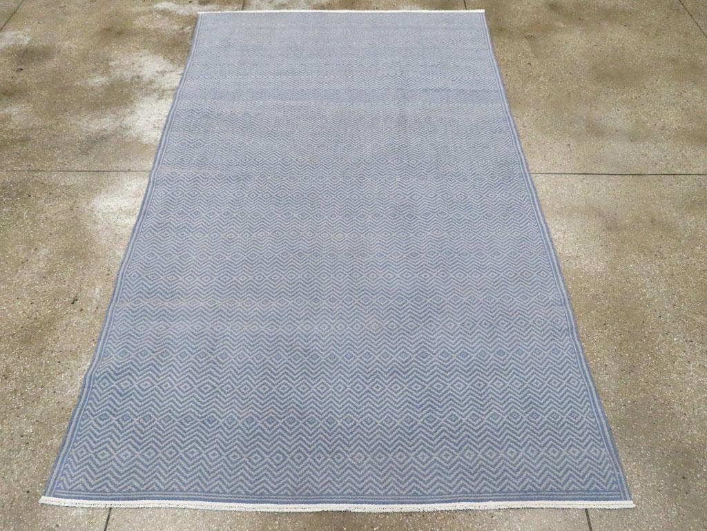 Ein Vintage Persian Flatweave Kilim Akzentteppich handgefertigt während der Mitte des 20. Jahrhunderts.

Maße: 5' 10
