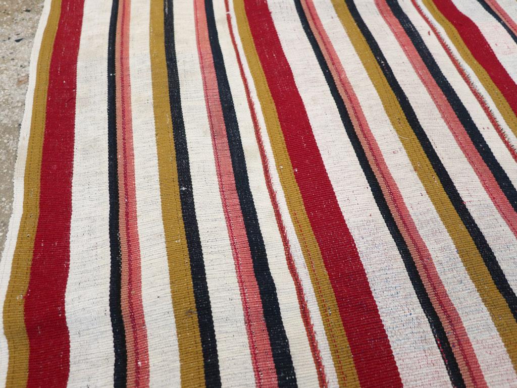 Alfombra de acento persa de tejido plano Kilim de mediados del siglo XX Turco en venta