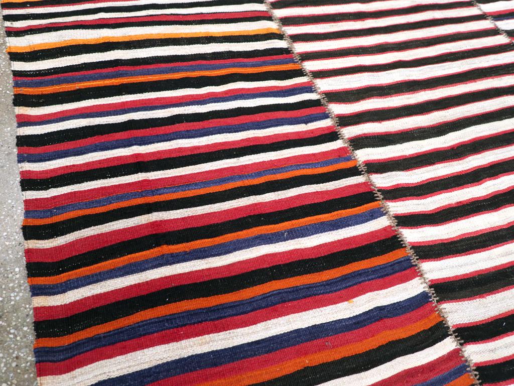 Persiano Mid-20th Century Persian Flatweave Kilim Accent Rug in vendita