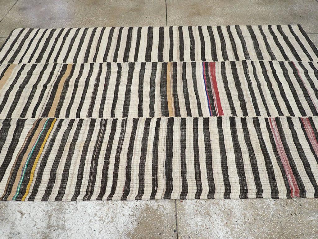 Mid-20th Century Persian Flatweave Kilim Accent Rug (Persisch) im Angebot