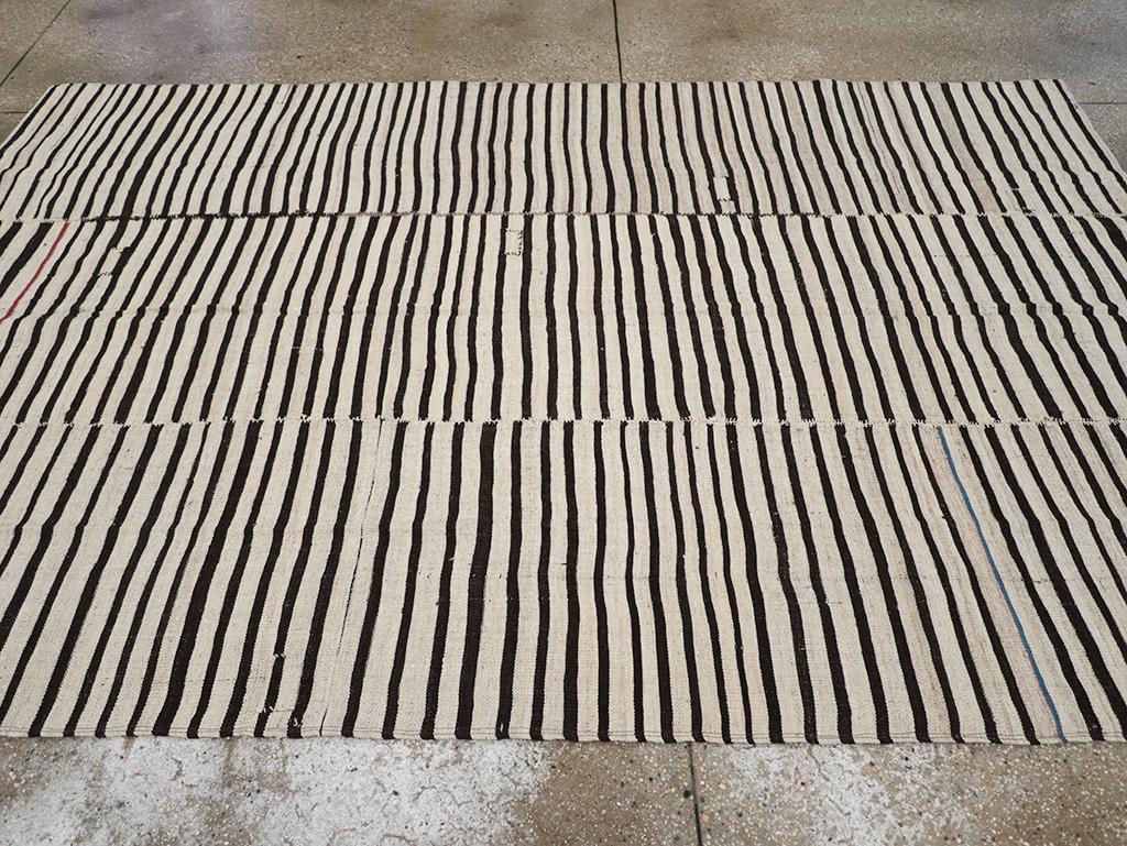 Persischer Flachgewebe-Kilim-Akzentteppich aus der Mitte des 20. (Handgewebt) im Angebot