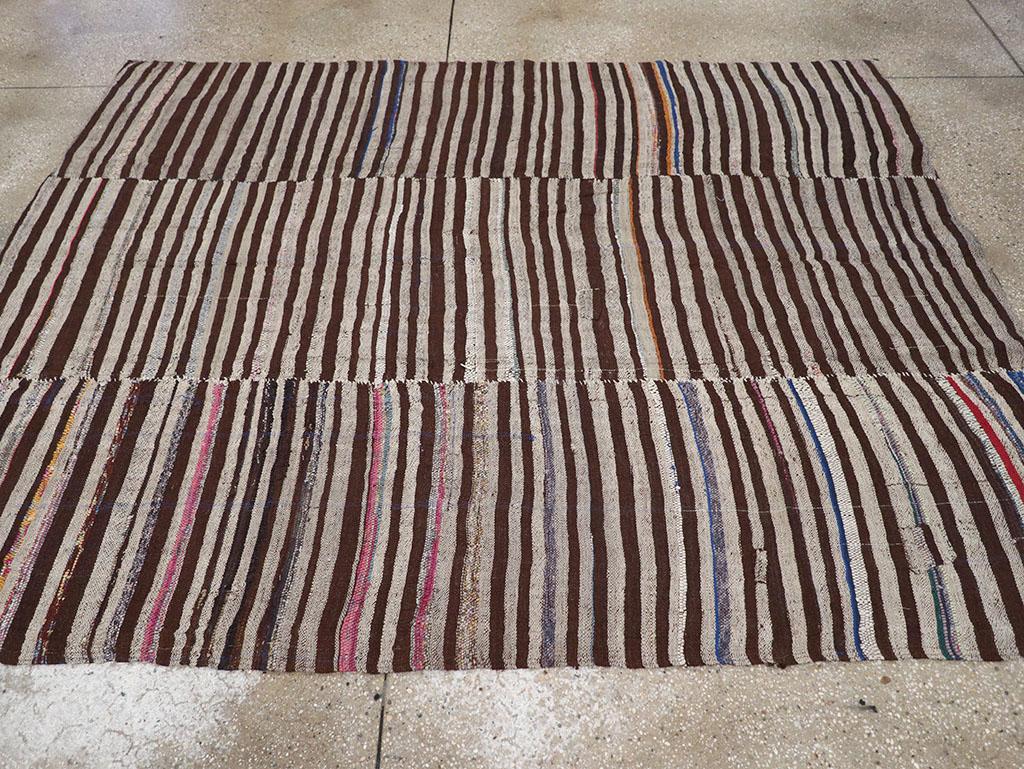 Persischer Flachgewebe-Kilim-Akzentteppich aus der Mitte des 20. (Handgewebt) im Angebot