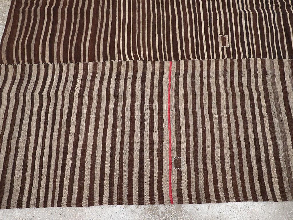 Persischer Flachgewebe-Kilim-Akzentteppich aus der Mitte des 20. (Handgewebt) im Angebot