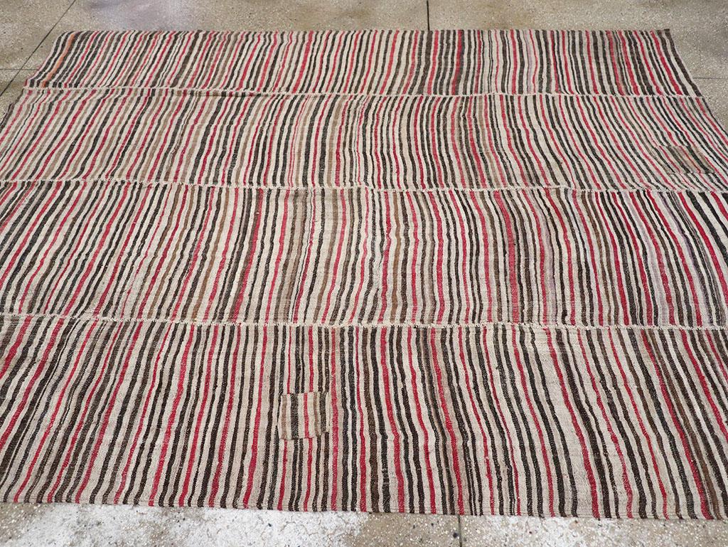 Persischer Flachgewebe-Kilim-Akzentteppich aus der Mitte des 20. (Handgewebt) im Angebot