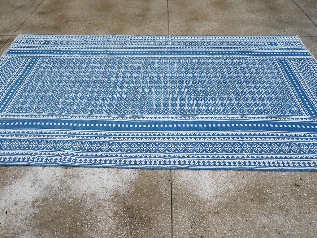 Persischer Flachgewebe-Kilim-Akzentteppich aus der Mitte des 20. (Handgewebt) im Angebot