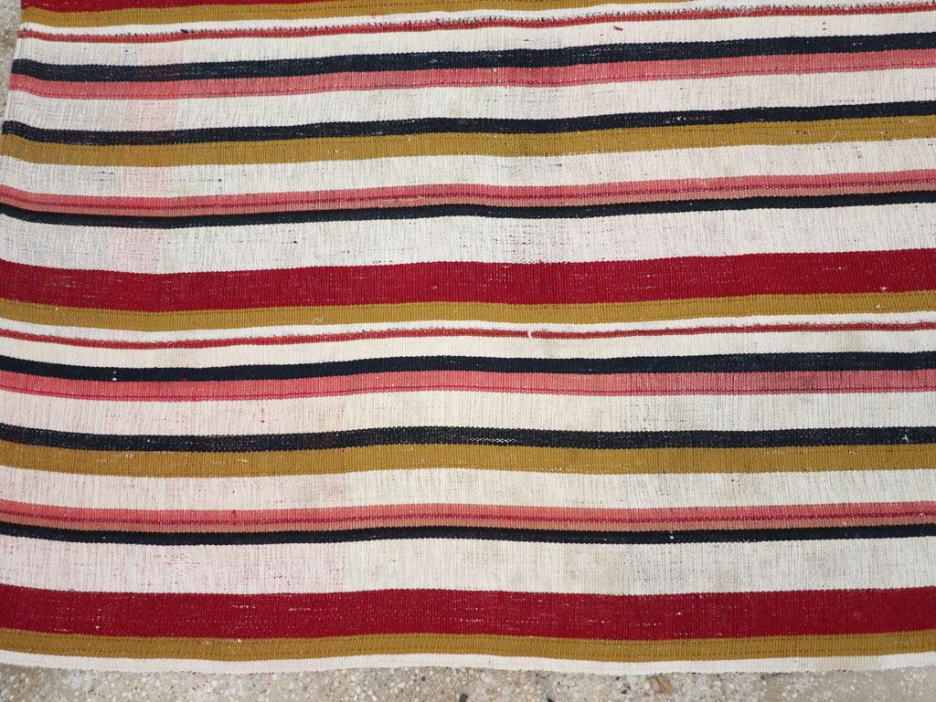 Alfombra de acento persa de tejido plano Kilim de mediados del siglo XX en Excelente estado para la venta en New York, NY