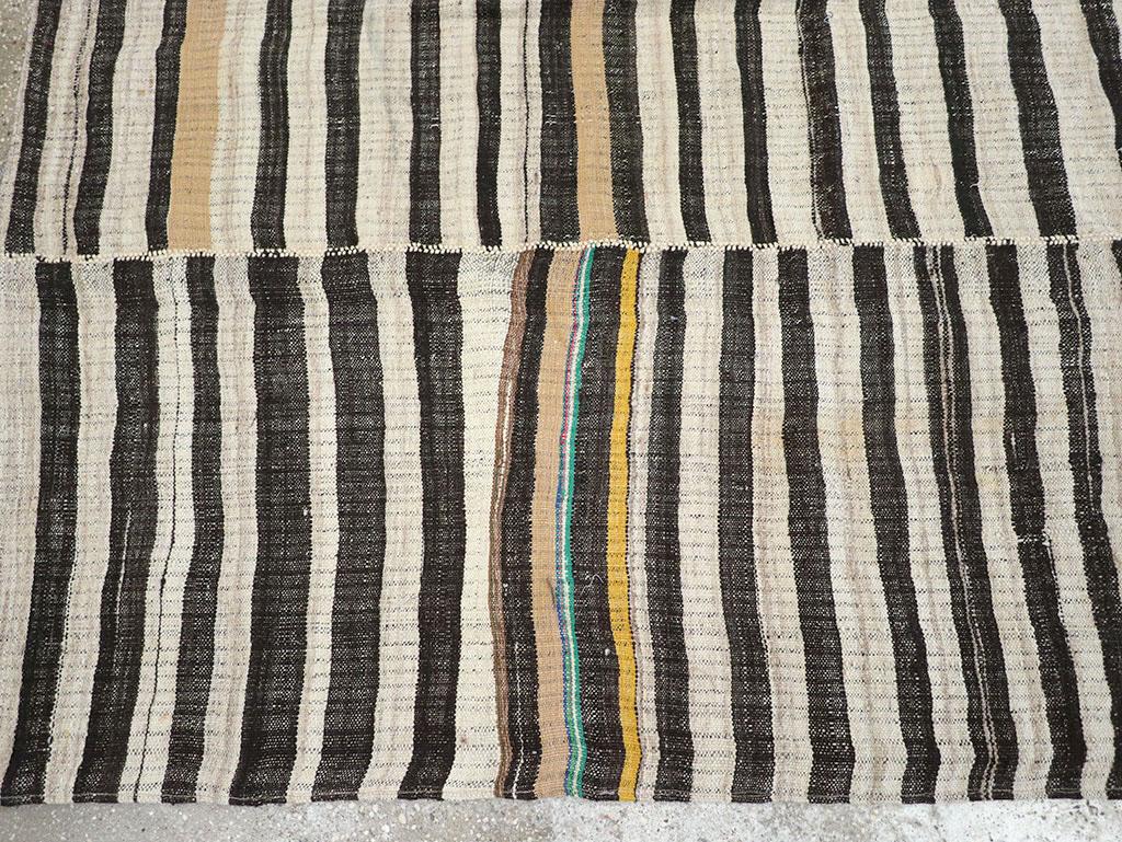 Mid-20th Century Persian Flatweave Kilim Accent Rug (Handgewebt) im Angebot