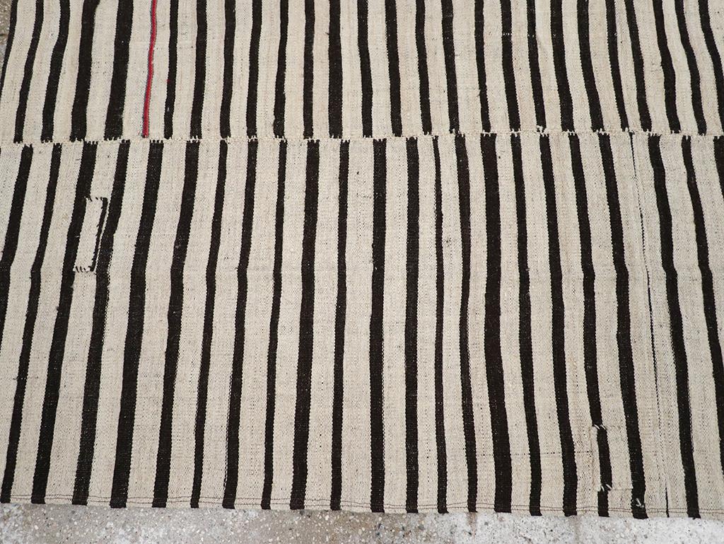 Persischer Flachgewebe-Kilim-Akzentteppich aus der Mitte des 20. im Zustand „Hervorragend“ im Angebot in New York, NY