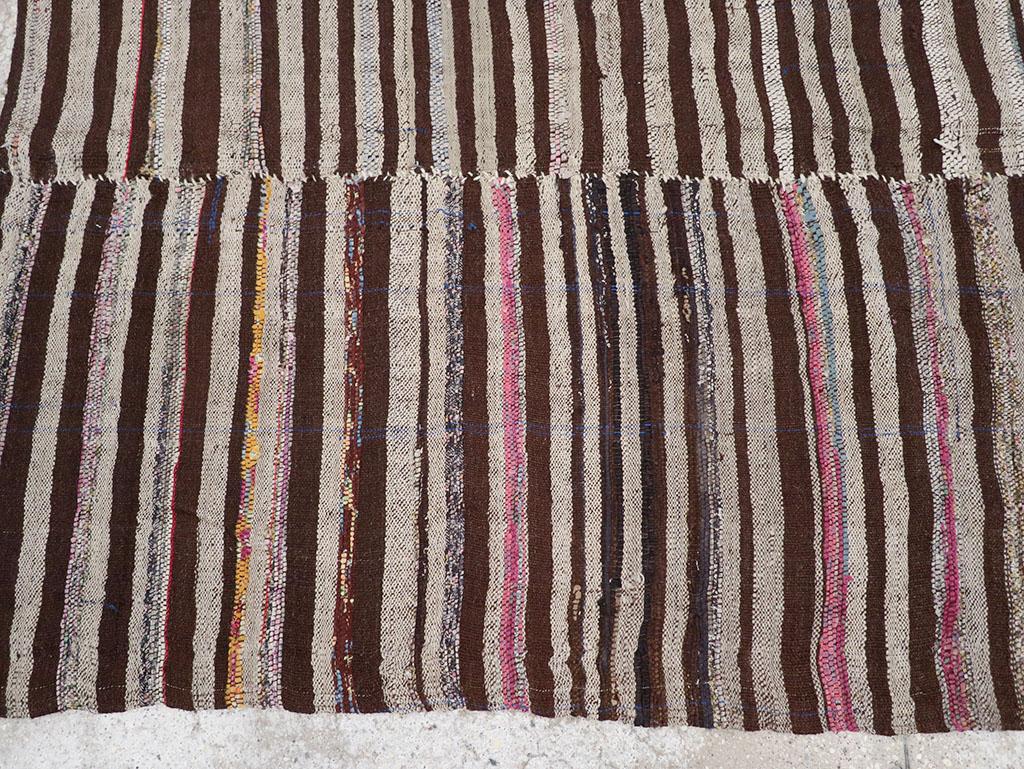Persischer Flachgewebe-Kilim-Akzentteppich aus der Mitte des 20. im Zustand „Hervorragend“ im Angebot in New York, NY