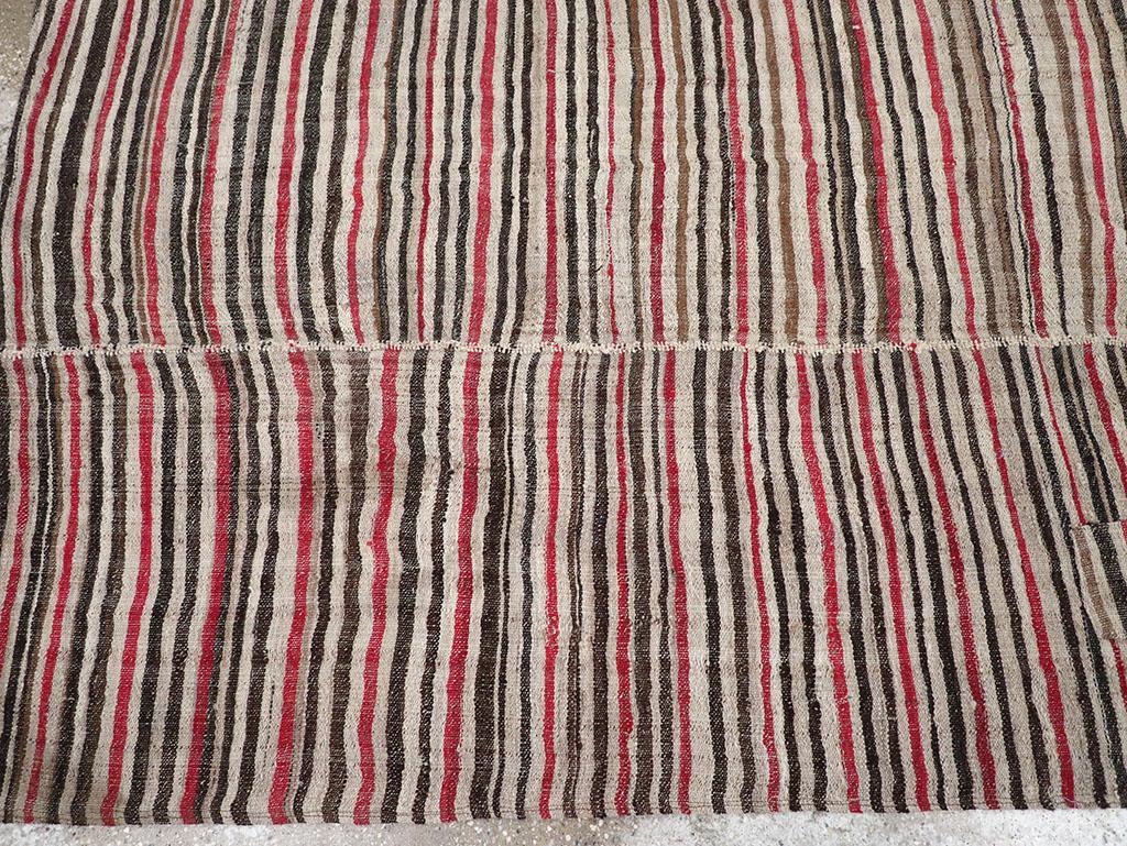 Persischer Flachgewebe-Kilim-Akzentteppich aus der Mitte des 20. im Zustand „Hervorragend“ im Angebot in New York, NY
