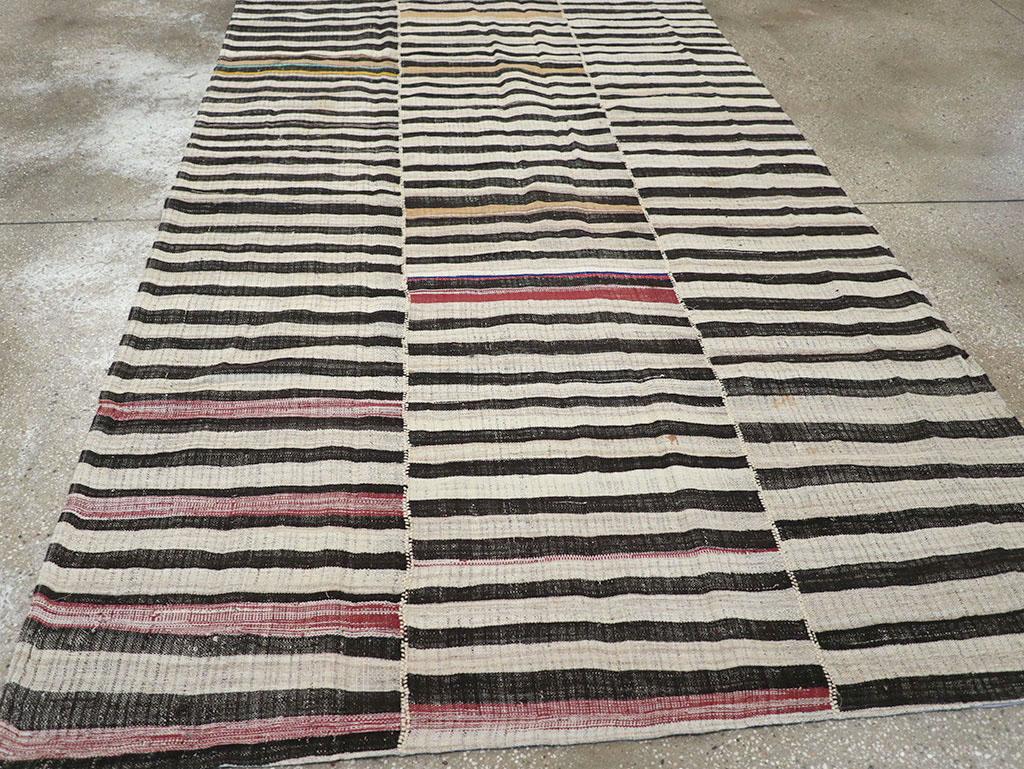 Mid-20th Century Persian Flatweave Kilim Accent Rug im Zustand „Hervorragend“ im Angebot in New York, NY