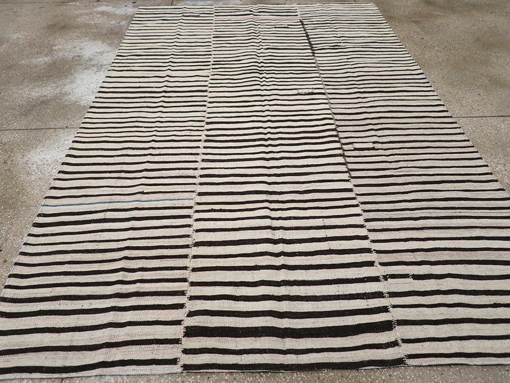 Persischer Flachgewebe-Kilim-Akzentteppich aus der Mitte des 20. (20. Jahrhundert) im Angebot
