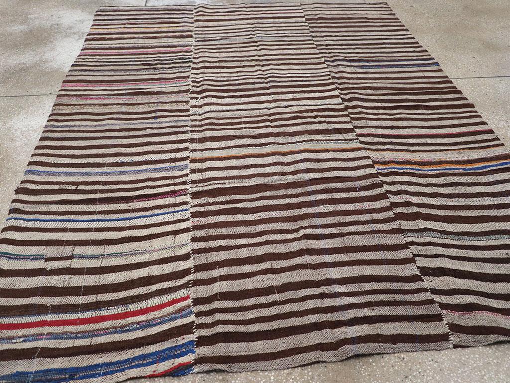 Persischer Flachgewebe-Kilim-Akzentteppich aus der Mitte des 20. (20. Jahrhundert) im Angebot