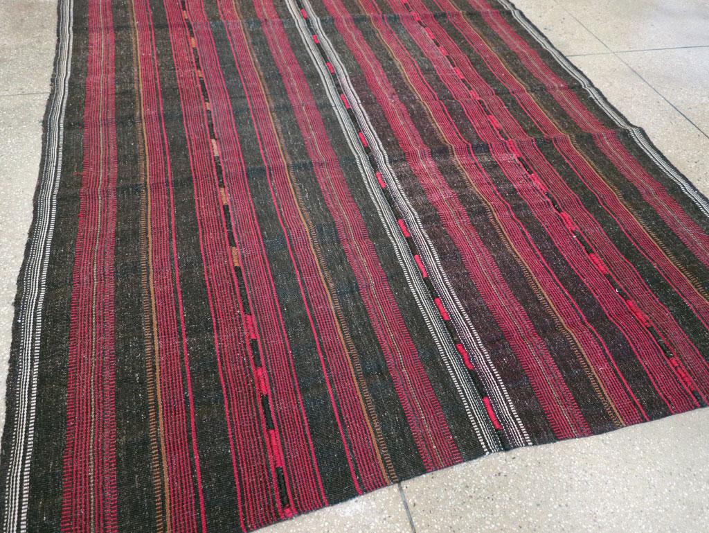 XX secolo Mid-20th Century Persian Flatweave Kilim Accent Rug in vendita