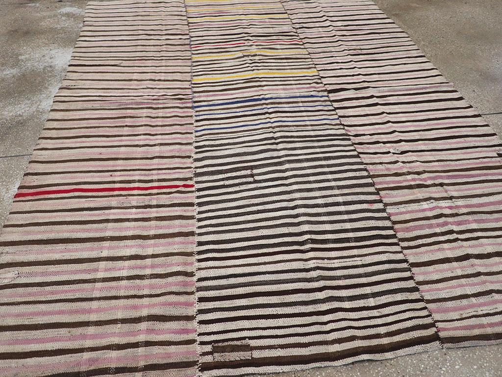 Persischer Flachgewebe-Kilim-Akzentteppich aus der Mitte des 20. (20. Jahrhundert) im Angebot