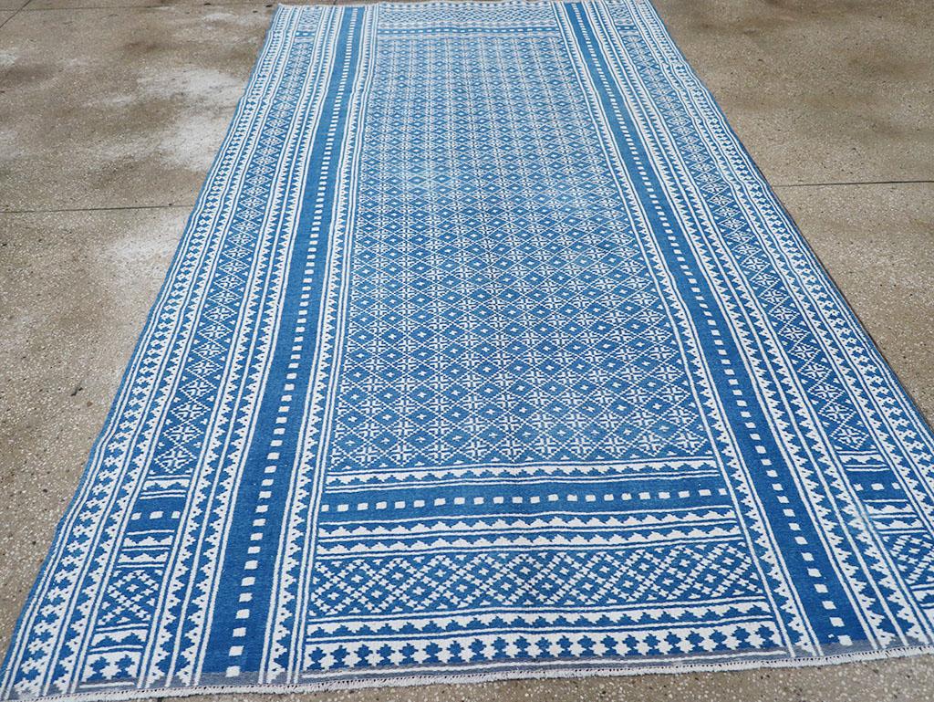 Persischer Flachgewebe-Kilim-Akzentteppich aus der Mitte des 20. (20. Jahrhundert) im Angebot