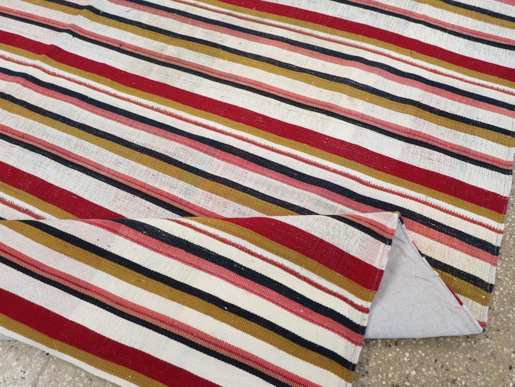 Alfombra de acento persa de tejido plano Kilim de mediados del siglo XX en venta 1