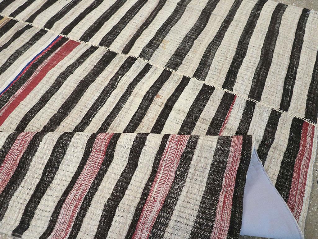 Mid-20th Century Persian Flatweave Kilim Accent Rug (20. Jahrhundert) im Angebot