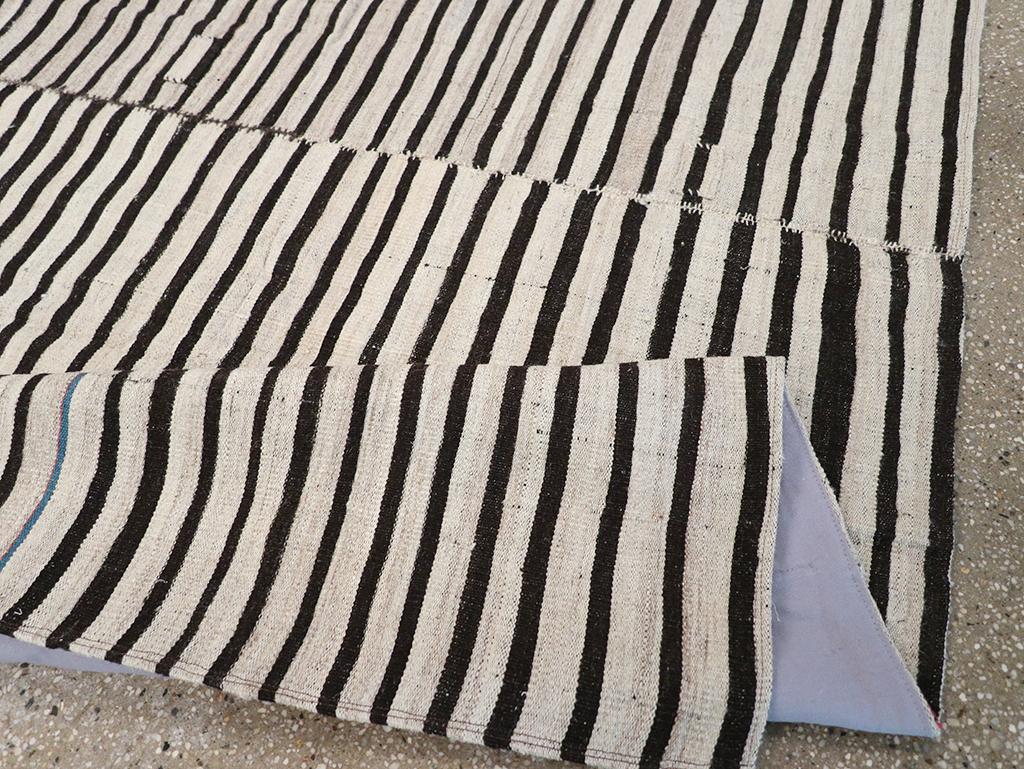 Persischer Flachgewebe-Kilim-Akzentteppich aus der Mitte des 20. (Wolle) im Angebot