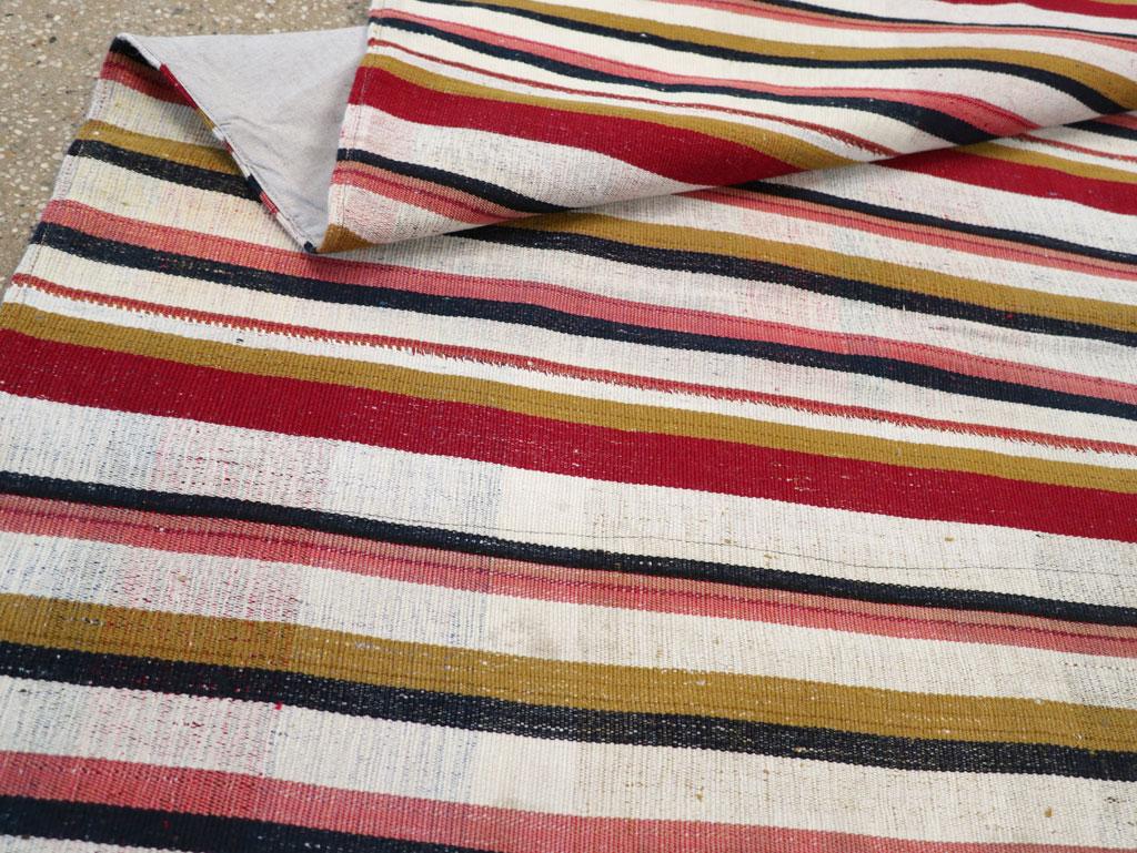 Alfombra de acento persa de tejido plano Kilim de mediados del siglo XX en venta 2