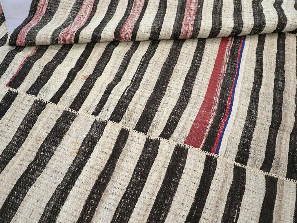 Mid-20th Century Persian Flatweave Kilim Accent Rug (Wolle) im Angebot