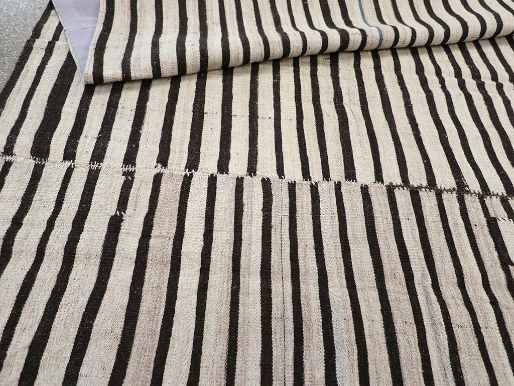 Persischer Flachgewebe-Kilim-Akzentteppich aus der Mitte des 20. im Angebot 1