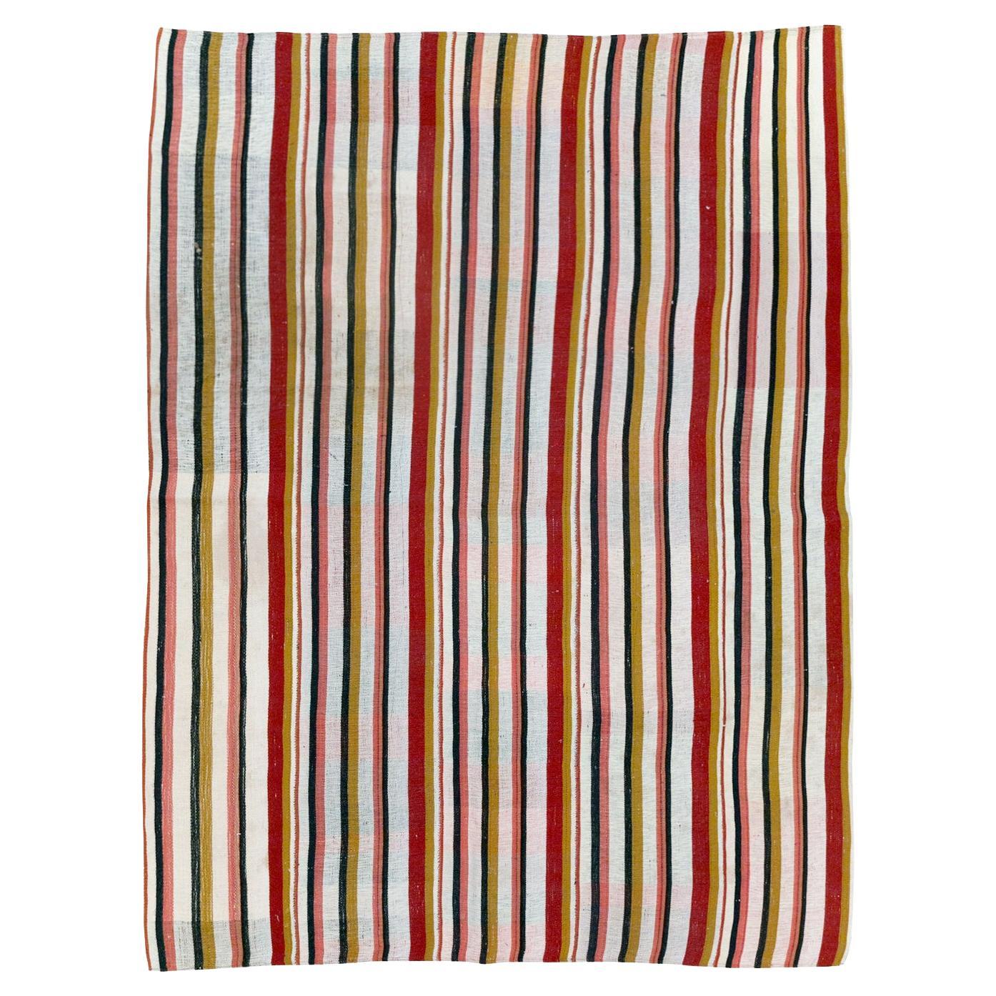 Alfombra de acento persa de tejido plano Kilim de mediados del siglo XX en venta
