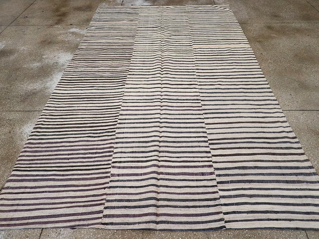 Questo tappeto persiano a trama piatta Rug & Kilim della metà del XX secolo, che misura 6' 6
