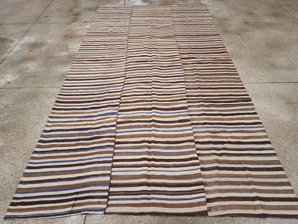 Questo tappeto persiano a trama piatta Rug & Kilim della metà del XX secolo, che misura 6' 6