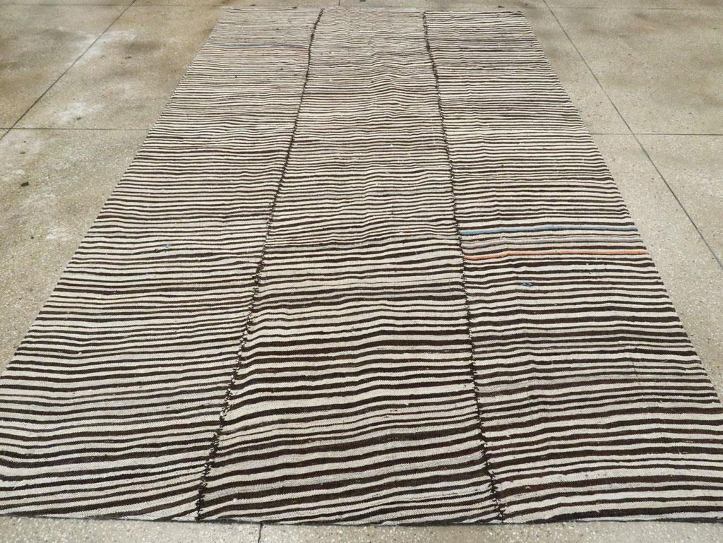Questo tappeto persiano a trama piatta Kilim della metà del XX secolo, che misura 6' 7